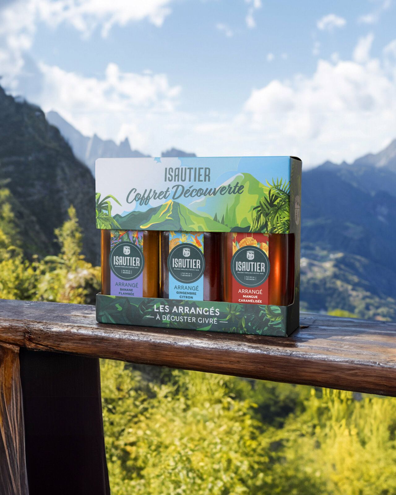 Coffret Découverte d’Arrangé Isautier posé devant un décor tropicale.