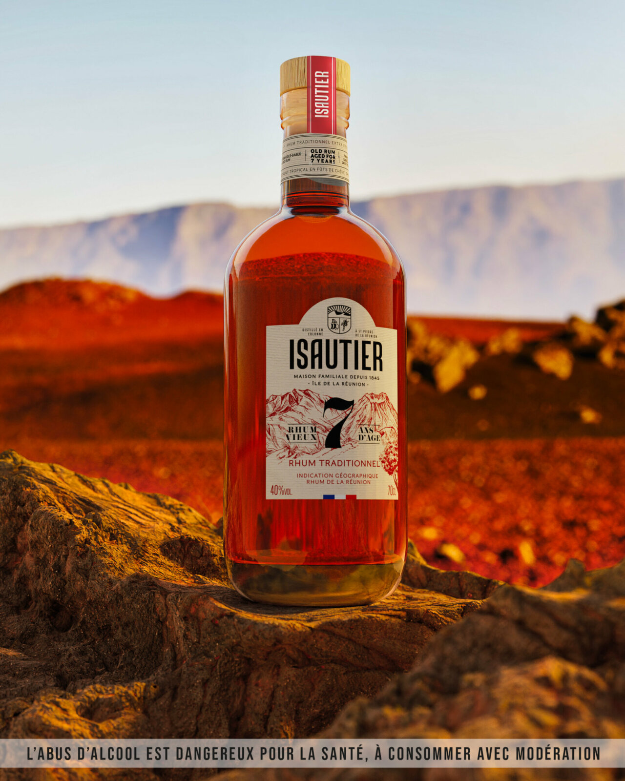 Bouteille de rhum vieux Isautier, 5 ans d'âge, dans un décor désertique escarpé.