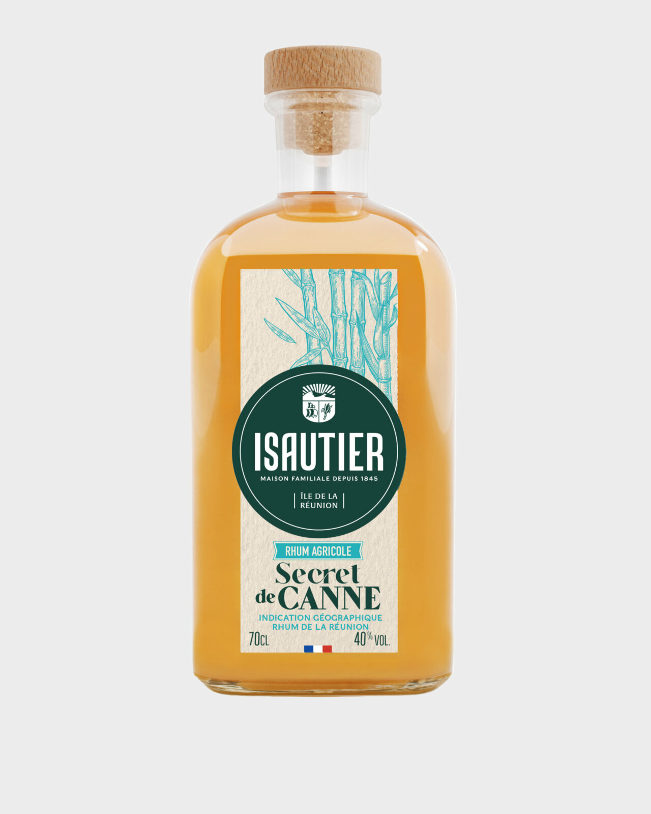 Bouteille de rhum brun Isautier Secret de Canne vue de face sur fond neutre.