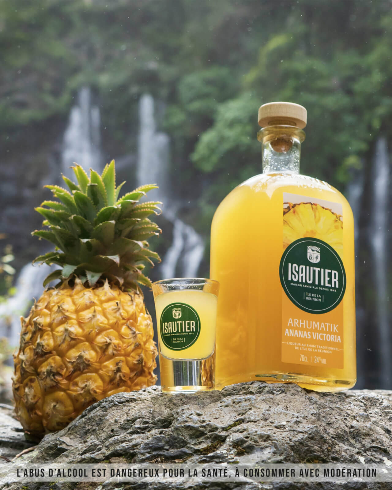 Bouteille d’Arhumatik Isautier Ananas Victoria entourée de cascades réunionnaises.
