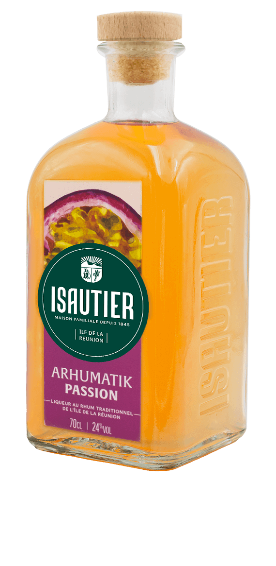 Bouteille d’Arhumatik Isautier Passion en vue 3/4, montrant l’étiquette avec fruit de la passion.