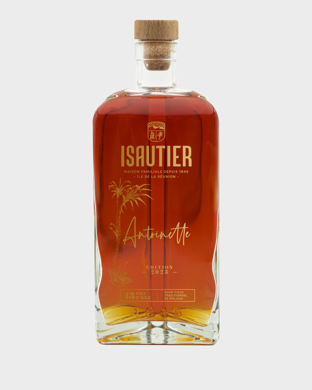 Bouteille de rhum Vieux Antoinette Isautier 58% vue de face sur fond neutre.
