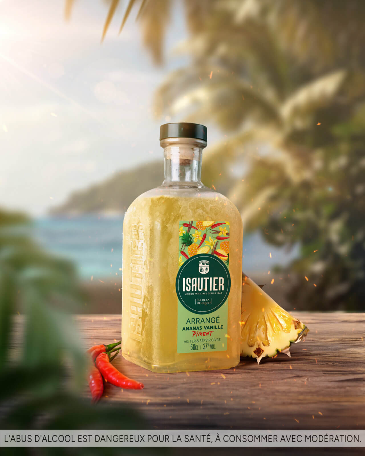 Bouteille de rhum arrangé Isautier Arrangé Ananas Vanille Piment sur une table en bois, avec ananas et piments, devant un décor de plage tropicale