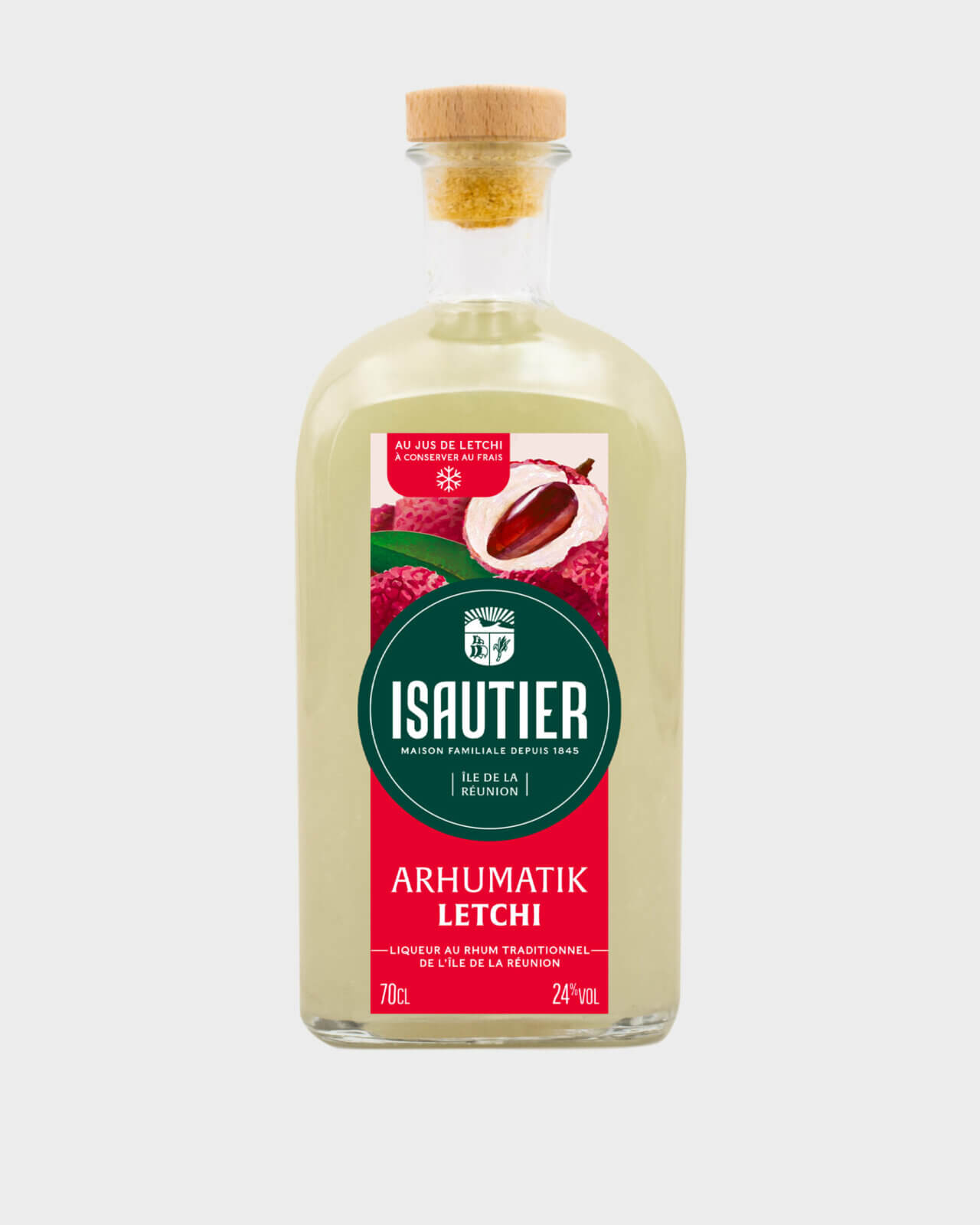 Bouteille de liqueur Arhumatik Isautier Letchi vue de face sur fond neutre.Packshot de l’Arhumatik Letchi de la Maison Isautier. Cette liqueur réunionnaise associe rhum et letchis locaux, illustrés sur l’étiquette en visuel frontal.