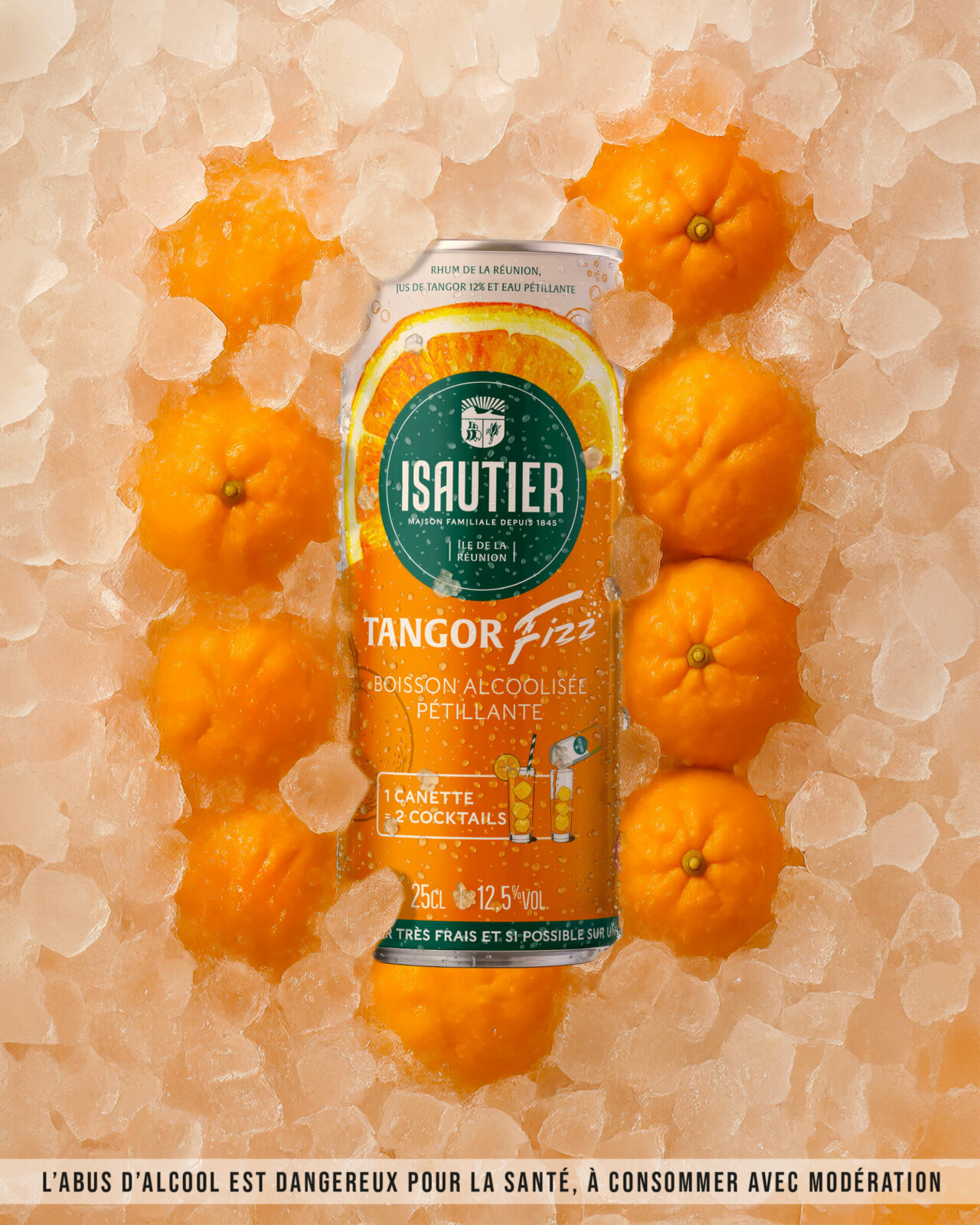 Boisson pétillante Isautier Tangor Fizz entourée de glaçons et oranges.