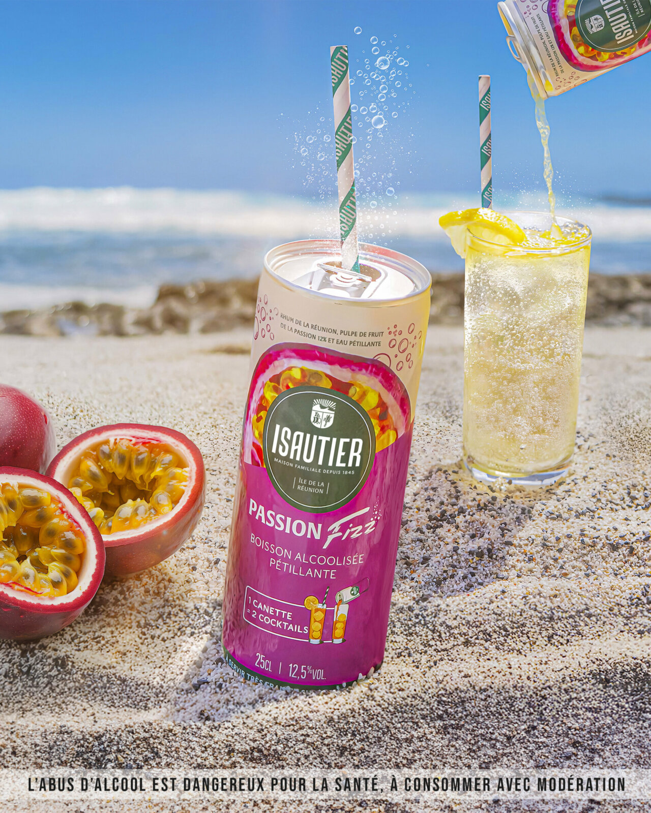 Canette Passion Fizz Isautier présentée en ambiance estivale sur la plage avec fruit de la passion.