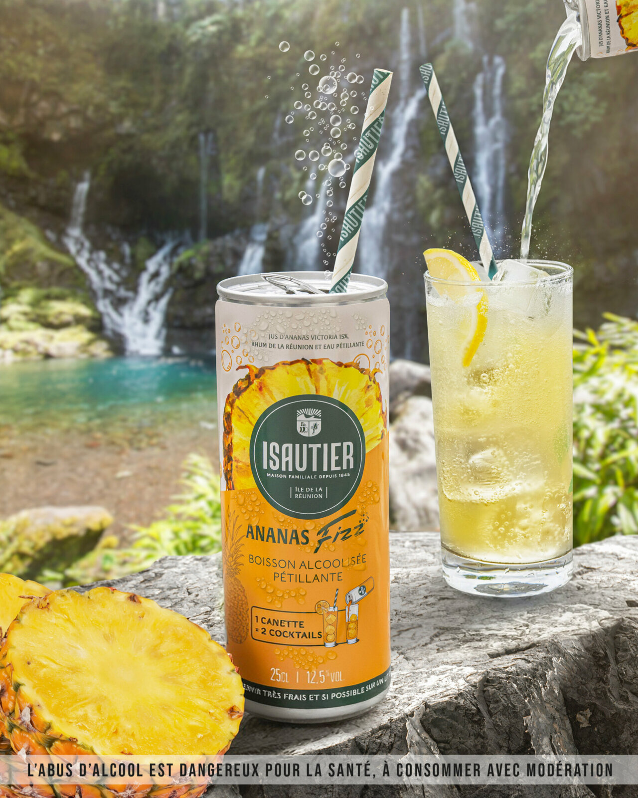 Boisson pétillante Isautier Ananas Fizz avec en arrière plan un décor tropical et des cascades.